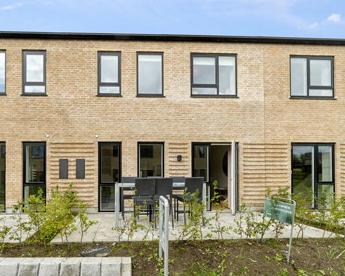 Lyst 115 m2 rækkehus i Jasminparken, Sønder Tranders – 4 værelser, to badeværelser og carport med ladestander