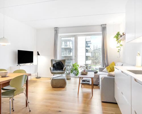 Flot 2 vær. lejlighed med stor terrasse og ekstra højt til loftet<br>