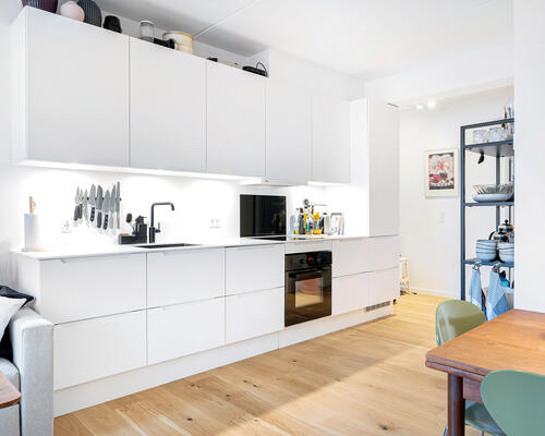 Flot 2 vær. lejlighed med stor terrasse og ekstra højt til loftet<br>