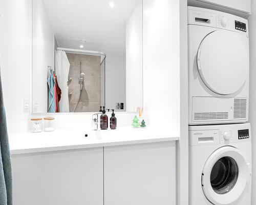 Flot 2 vær. lejlighed med stor terrasse og ekstra højt til loftet<br>