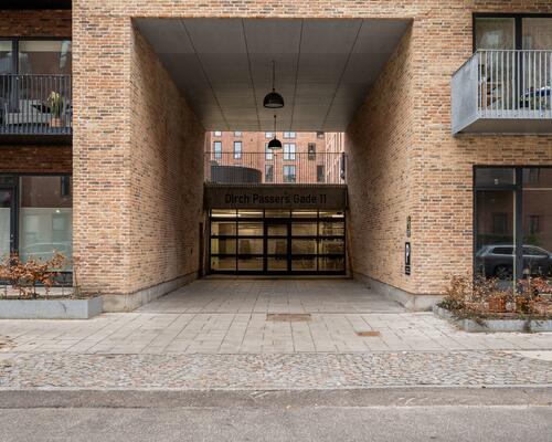 Flot 2 vær. lejlighed med stor terrasse og ekstra højt til loftet<br>