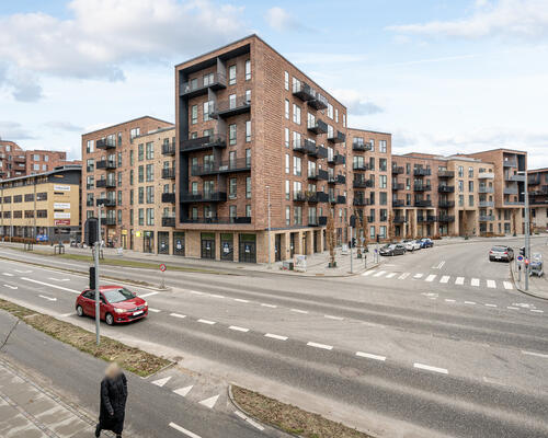 Flot 2 vær. lejlighed med stor terrasse og ekstra højt til loftet<br>