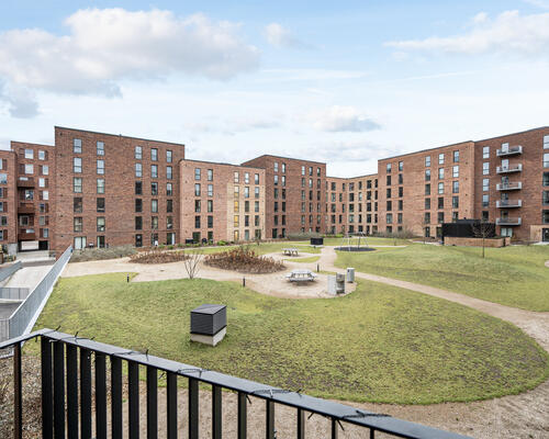 Flot 2 vær. lejlighed med stor terrasse og ekstra højt til loftet<br>