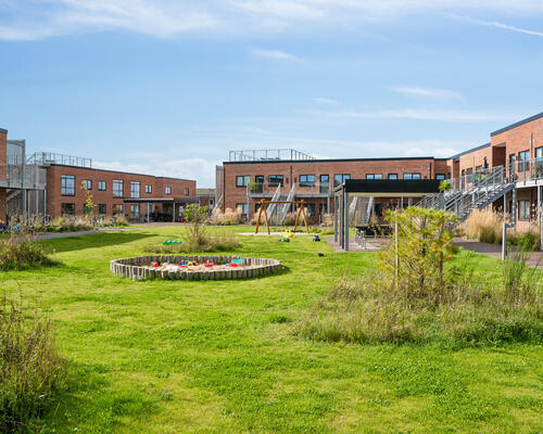 Attraktiv stuelejlighed med altan, terrasse og direkte adgang til lækre fællesarealer 😍<br>