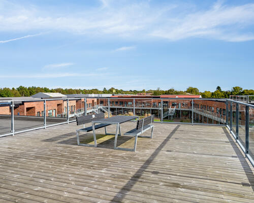 Attraktiv stuelejlighed med altan, terrasse og direkte adgang til lækre fællesarealer 😍<br>
