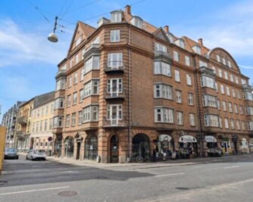 Rigtig lækker central lejlighed med sydvendt altan – Kan anvendes som delelejlighed for 3