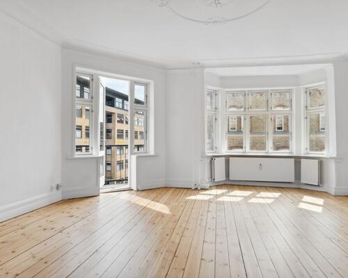 Rigtig lækker central lejlighed med sydvendt altan – Kan anvendes som delelejlighed for 3