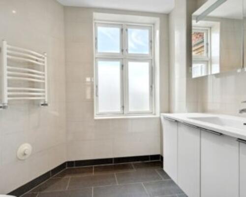 Rigtig lækker central lejlighed med sydvendt altan – Kan anvendes som delelejlighed for 3