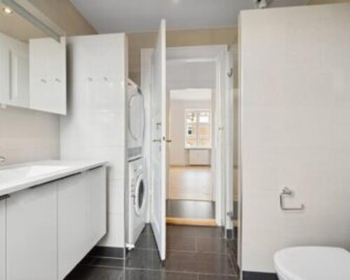 Rigtig lækker central lejlighed med sydvendt altan – Kan anvendes som delelejlighed for 3