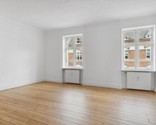 Rigtig lækker central lejlighed med sydvendt altan – Kan anvendes som delelejlighed for 3