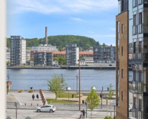 Rigtig lækker central lejlighed med sydvendt altan – Kan anvendes som delelejlighed for 3