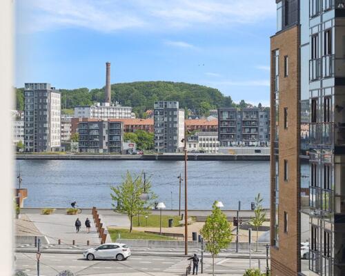 Rigtig lækker central lejlighed med sydvendt altan – Kan anvendes som delelejlighed for 3