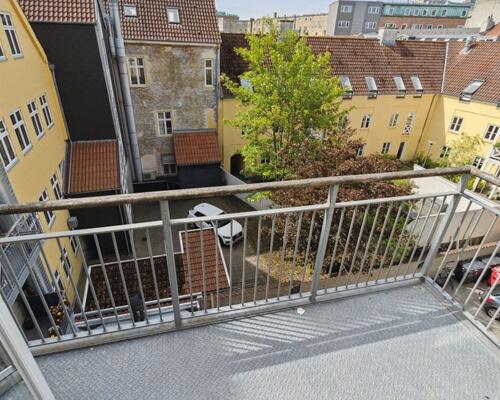 Rigtig lækker central lejlighed med sydvendt altan – Kan anvendes som delelejlighed for 3