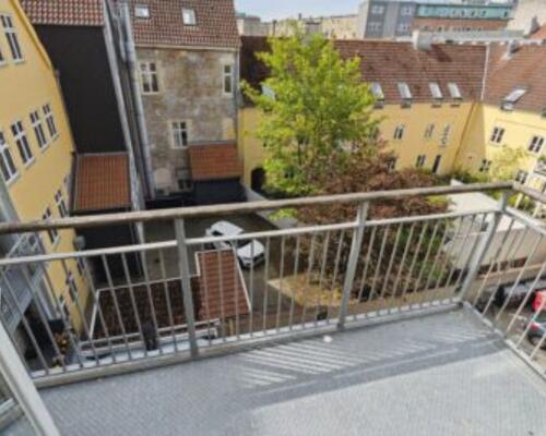 Rigtig lækker central lejlighed med sydvendt altan – Kan anvendes som delelejlighed for 3