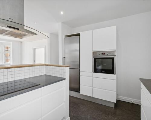 Rigtig lækker central lejlighed med sydvendt altan – Kan anvendes som delelejlighed for 3