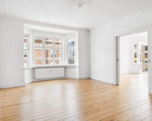 Rigtig lækker central lejlighed med sydvendt altan – Kan anvendes som delelejlighed for 3