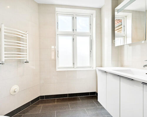 Rigtig lækker central lejlighed med sydvendt altan – Kan anvendes som delelejlighed for 3