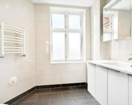 Rigtig lækker central lejlighed med sydvendt altan – Kan anvendes som delelejlighed for 3