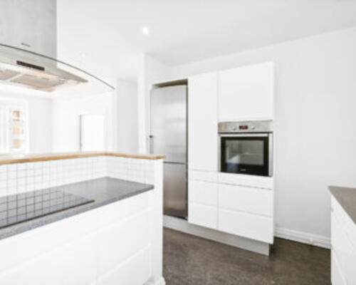 Rigtig lækker central lejlighed med sydvendt altan – Kan anvendes som delelejlighed for 3