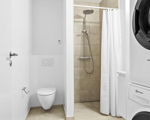 Lækker, nyrenoveret lejlighed med terrasse