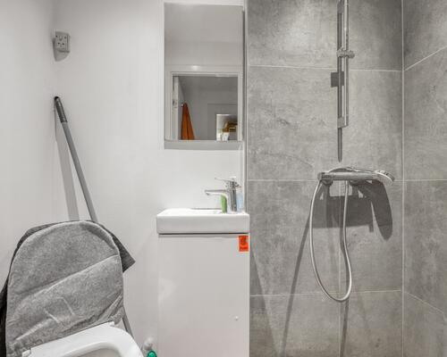 Skøn 2-værelses lejlighed med nyt bad og egne vaskefaciliteter