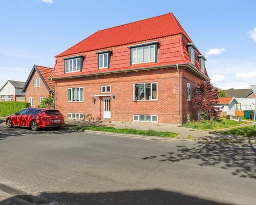 Skøn 2-værelses lejlighed med nyt bad og egne vaskefaciliteter