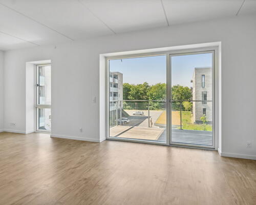 Lys 4-værelses på 106 m2 med altan, elevator og tagterrasse – parkering ved døren