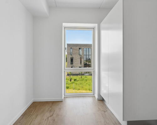 Lys 4-værelses på 106 m2 med altan, elevator og tagterrasse – parkering ved døren