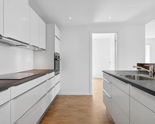 Lys 4-værelses på 106 m2 med altan, elevator og tagterrasse – parkering ved døren