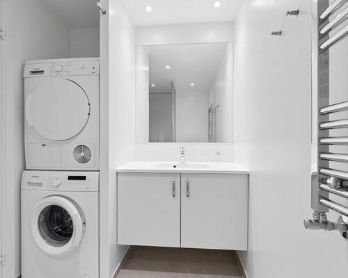 Lys 4-værelses på 106 m2 med altan, elevator og tagterrasse – parkering ved døren