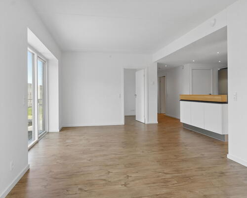 Lys 4-værelses på 106 m2 med altan, elevator og tagterrasse – parkering ved døren