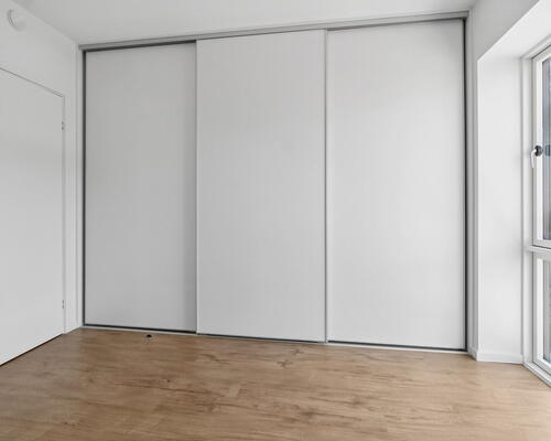 Lys 4-værelses på 106 m2 med altan, elevator og tagterrasse – parkering ved døren