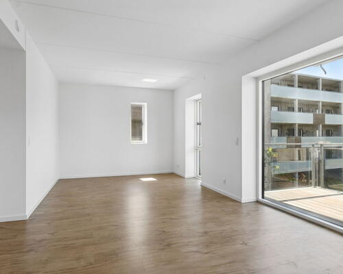 Lys 4-værelses på 106 m2 med altan, elevator og tagterrasse – parkering ved døren