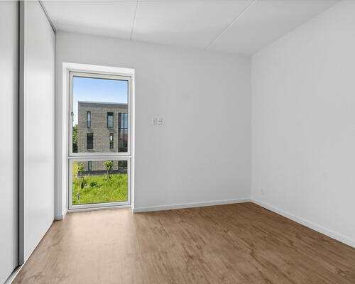 Lys 4-værelses på 106 m2 med altan, elevator og tagterrasse – parkering ved døren