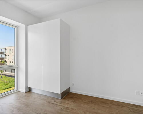 Lys 4-værelses på 106 m2 med altan, elevator og tagterrasse – parkering ved døren