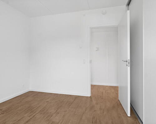 Lys 4-værelses på 106 m2 med altan, elevator og tagterrasse – parkering ved døren