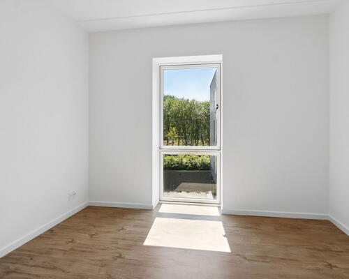 Lys 4-værelses på 106 m2 med altan, elevator og tagterrasse – parkering ved døren