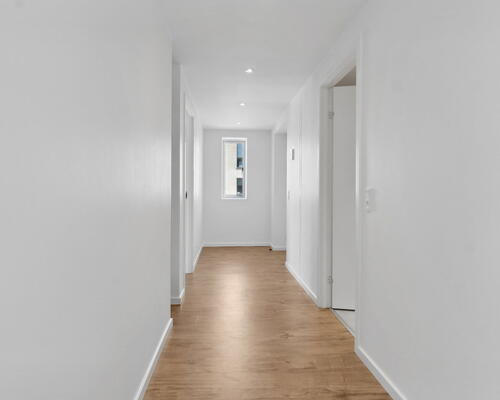 Lys 4-værelses på 106 m2 med altan, elevator og tagterrasse – parkering ved døren