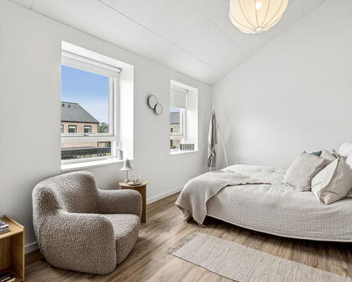 Moderne 4-værelses rækkehus på 115 m2 i Jasminparken – to terrasser, dobbelt carport og mulighed for hund efter aftale