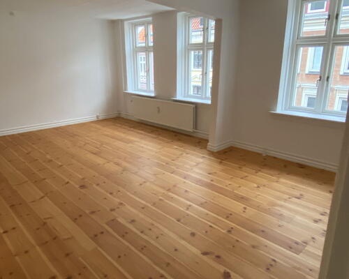 Lys 2-værelses på 69 m2 i Aalborg centrum – stor stue, opvaskemaskine og fælles vaskeri