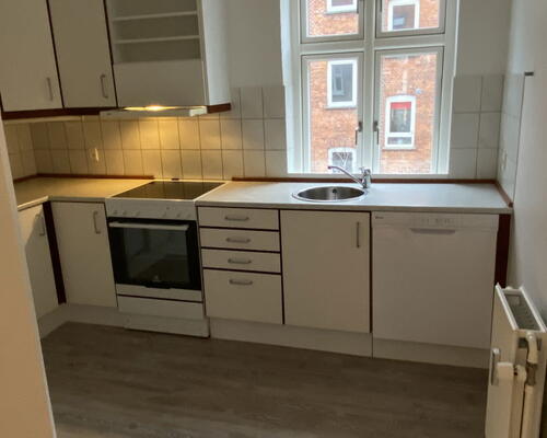 Lys 2-værelses på 69 m2 i Aalborg centrum – stor stue, opvaskemaskine og fælles vaskeri