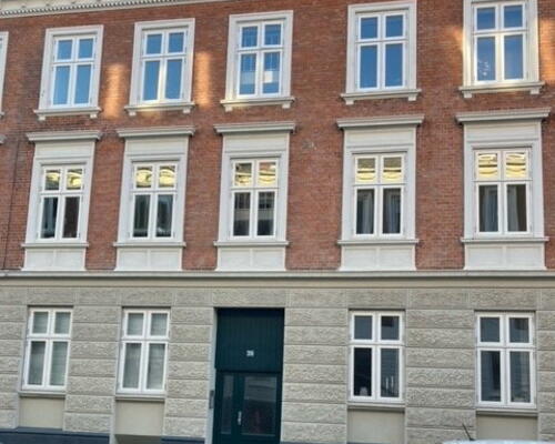 Lys 2-værelses på 69 m2 i Aalborg centrum – stor stue, opvaskemaskine og fælles vaskeri