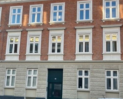 Lys 2-værelses på 69 m2 i Aalborg centrum – stor stue, opvaskemaskine og fælles vaskeri