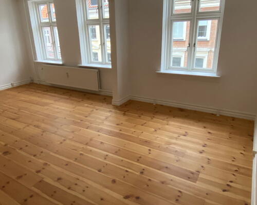 Lys 2-værelses på 69 m2 i Aalborg centrum – stor stue, opvaskemaskine og fælles vaskeri