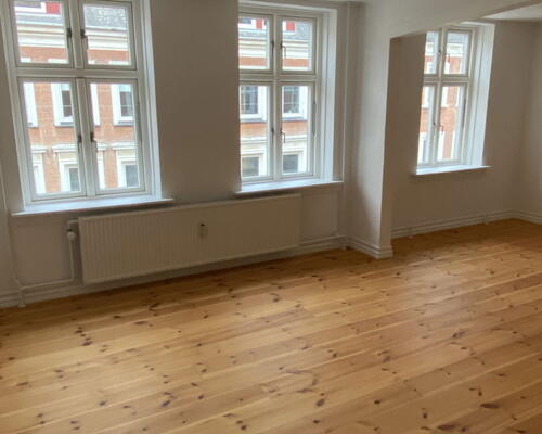 Lys 2-værelses på 69 m2 i Aalborg centrum – stor stue, opvaskemaskine og fælles vaskeri