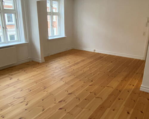 Lys 2-værelses på 69 m2 i Aalborg centrum – stor stue, opvaskemaskine og fælles vaskeri