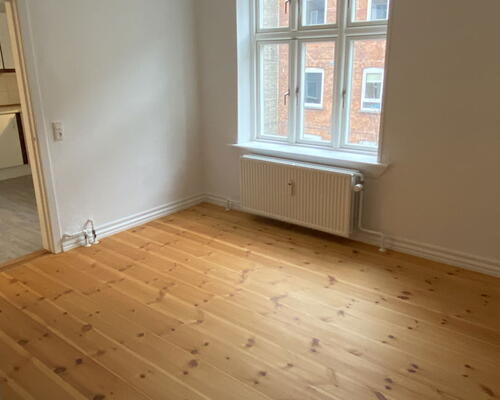 Lys 2-værelses på 69 m2 i Aalborg centrum – stor stue, opvaskemaskine og fælles vaskeri