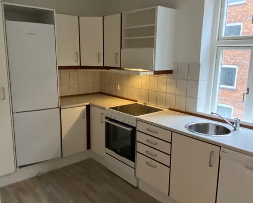 Lys 2-værelses på 69 m2 i Aalborg centrum – stor stue, opvaskemaskine og fælles vaskeri