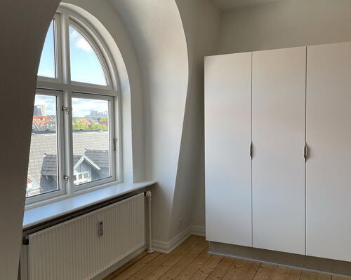 Charmerende 3-værelses i Aalborg Centrum med sydvendt altan, hems og bykig