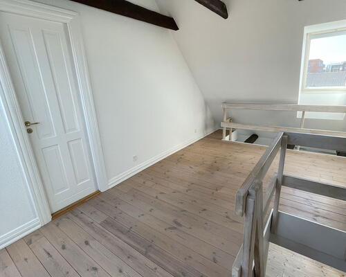 Charmerende 3-værelses i Aalborg Centrum med sydvendt altan, hems og bykig